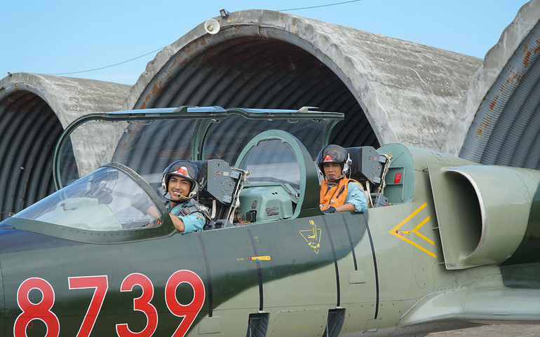 Những tình yêu “hơn cả bầu trời” trong bộ phim về những chàng học viên sĩ quan Không quân -0