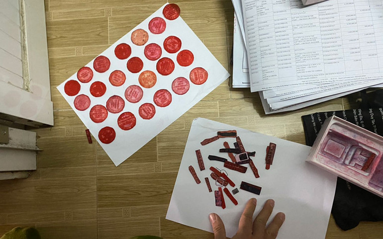 Bắt giữ vụ làm giả con dấu, tài liệu để chiếm đoạt tài sản -0