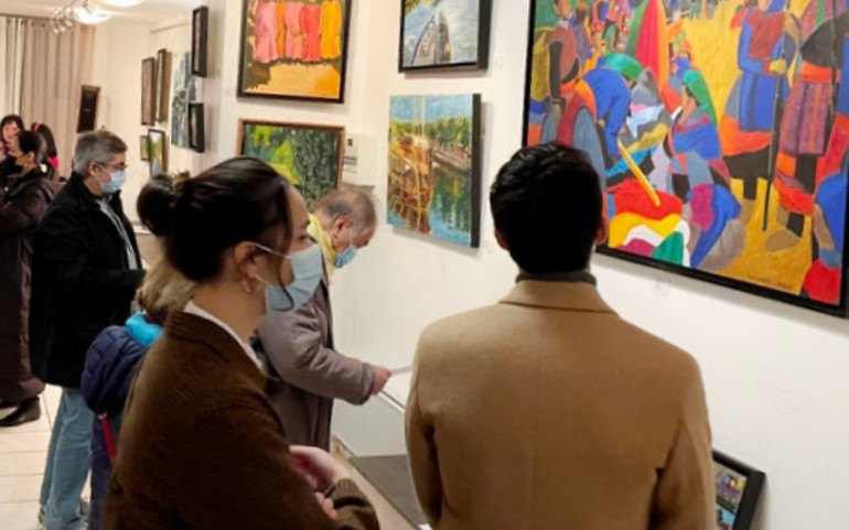 Khách tham quan triển lãm tranh của họa sĩ Duy Nga. Triển lãm tranh phong cảnh Việt Nam nổi bật tại Paris -0