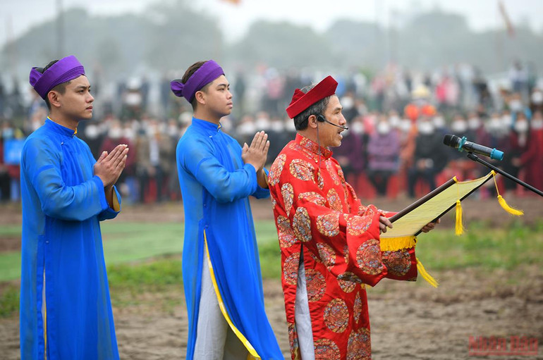 Chủ tịch nước Nguyễn Xuân Phúc xuống đồng cày ruộng tại Lễ Tịch điền Đọi Sơn -0