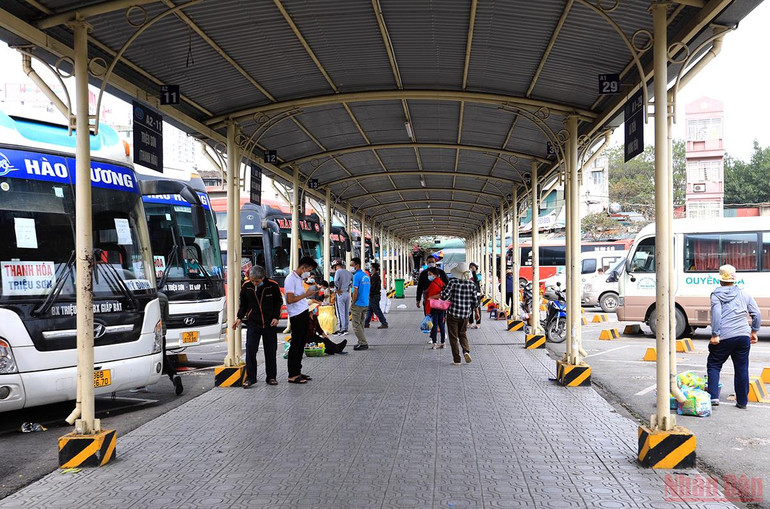 Hà Nội: Người dân lỉnh kỉnh đồ đạc về quê ăn Tết, nhiều tuyến đường ùn ứ -0