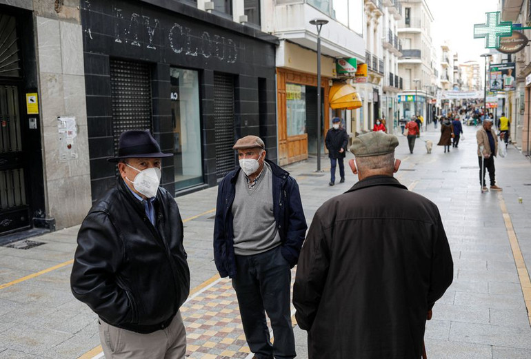 Các cụ ông đeo khẩu trang trò chuyện ở Ronda, Tây Ban Nha, ngày 3/2/2022. (Ảnh: REUTERS) Số ca mắc mới Covid-19 tại Singapore tăng gấp 3 lần trong 24 giờ qua -0