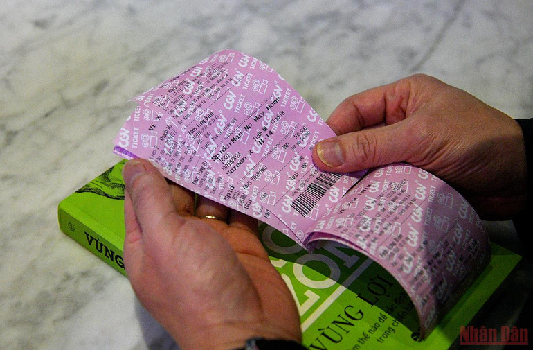 Rạp chiếu phim ở Hà Nội ngày đầu mở cửa trở lại, lượng người đến xem khá vắng -0