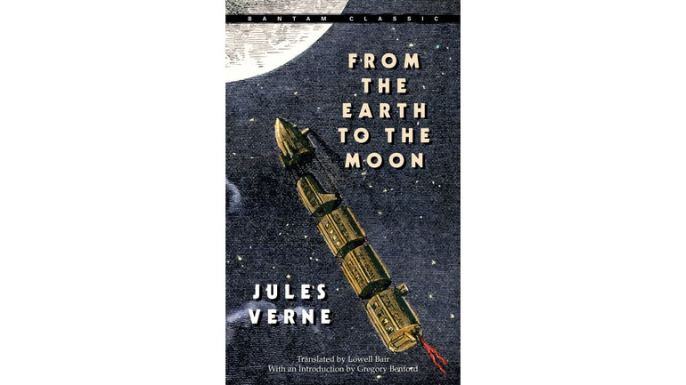 Xuất bản năm 1865, cuốn sách "From the Earth to the Moon" của Nhà văn khoa học viễn tưởng tiên phong người Pháp Jules Verne kể về câu chuyện của ba người đàn ông chế tạo một đường đạn để lên mặt trăng cách 104 năm trước khi nó xảy ra trong đời thực. Ảnh: Bantam Classics. Những phát minh được hiện thực hóa từ khoa học viễn tưởng -0