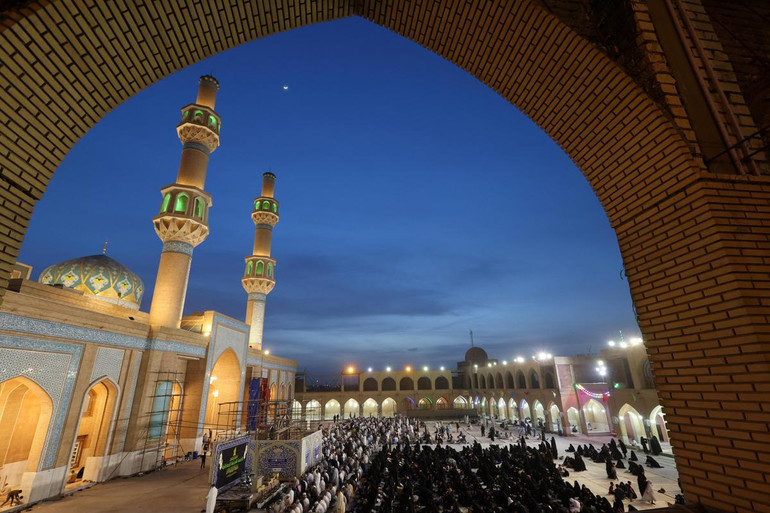 Năm nay, tháng lễ Ramadan bắt đầu từ ngày 2/4 và kéo dài trong 1 tháng đến ngày 2/5 theo dương lịch. Trong ảnh: tín đồ Hồi giáo cầu nguyện trong tháng lễ Ramadan tại thánh đường Al-Sahlah ở thành phố Kufa, gần thánh địa Najaf, Iraq, ngày 5/4/2022. (Ảnh: REUTERS) Người Hồi giáo trên khắp thế giới đón tháng lễ Ramadan -0