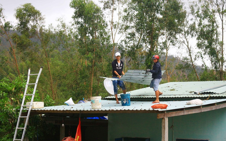Sửa mái tôn miễn phí giúp người khó khăn sau bão -0