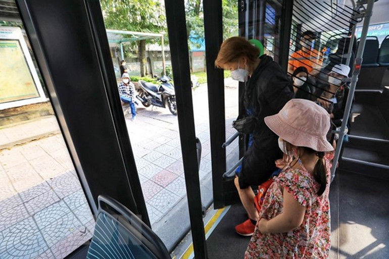 Hình ảnh các tuyến xe buýt điện ở Hà Nội vận hành ổn định -0