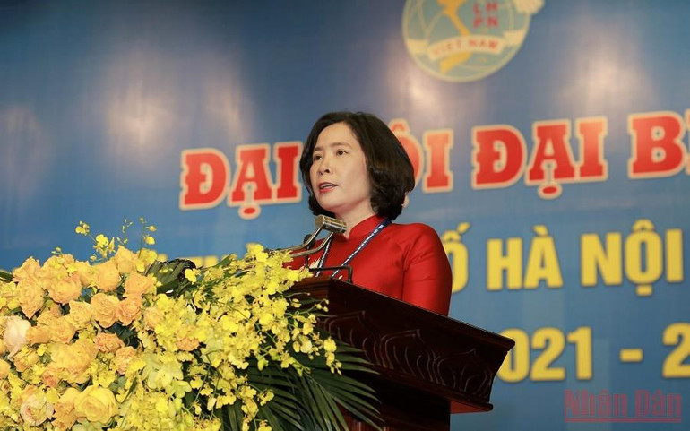 Chủ tịch Hội Liên hiệp Phụ nữ Hà Nội khóa XV Lê Kim Anh phát biểu khai mạc Đại hội. Phụ nữ Thủ đô khẳng định bản lĩnh, trí tuệ, tài năng, sức sáng tạo -0