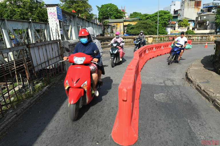Lắp rào chắn chỉ là biện pháp trước mắt. Về lâu dài, cầu Long Biên cần phải kiểm định lại tổng thể để xác định mức độ hư hỏng, ước lượng chi phí đầu tư và lập dự án đại tu. Lắp rào chắn bảo vệ cầu Long Biên -0