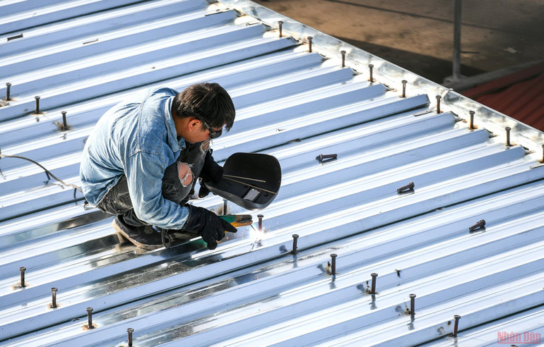 Nhiệt độ ngoài trời có lúc trên 40 độ C, người lao động vẫn mướt mải mưu sinh. Người dân Hà Nội chống chọi với nắng nóng gay gắt -0