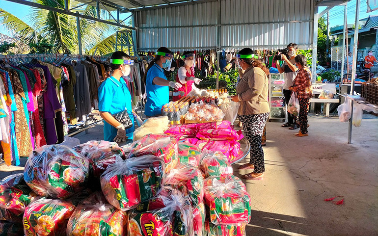 Châu Đốc mở gian hàng 0 đồng giúp người nghèo -0