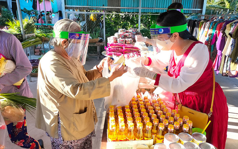 Châu Đốc mở gian hàng 0 đồng giúp người nghèo -0