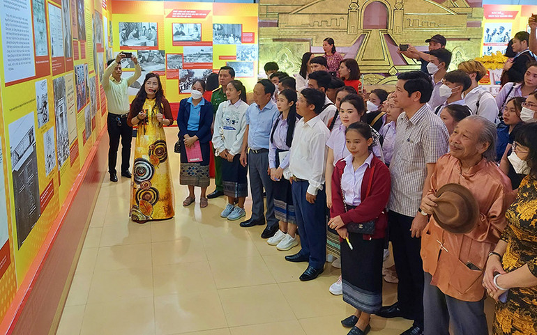 Đại biểu và quần chúng nhân dân nghe giới thiệu về cuộc đời và sự nghiệp của Chủ tịch Hồ Chí Minh. Quảng Bình: Trưng bày và triển lãm sách, ảnh “65 năm Quảng Bình làm theo lời Bác Hồ dạy” -0