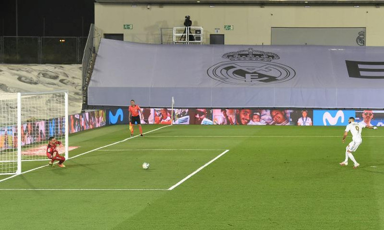 Benzema hoàn tất cú đúp của mình trên chấm 11m. (Ảnh: Getty Images) Benzema lập cú đúp, Real vô địch La Liga -0