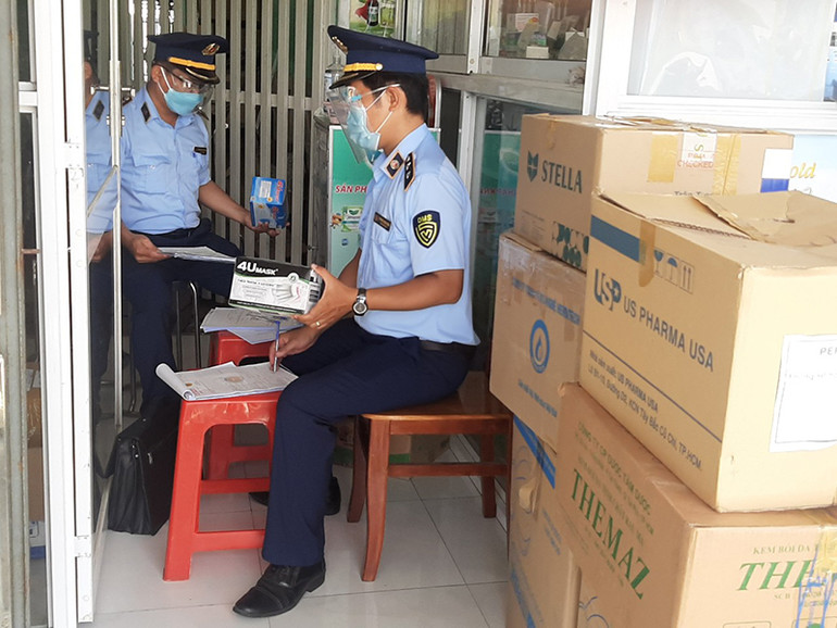 Tiền Giang phát hiện gần 2.000 chai phân bón lá không được phép lưu hành -0