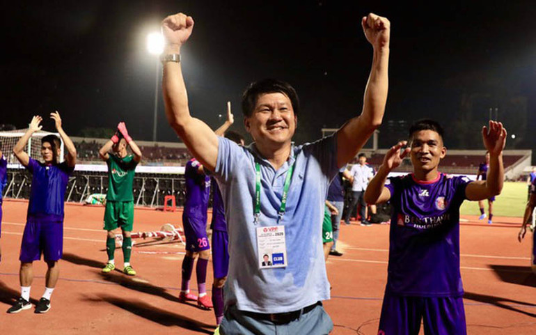 Chủ tịch kiêm HLV Vũ Tiến Thành của Sài Gòn FC. Chủ tịch kiêm HLV Vũ Tiến Thành của Sài Gòn FC chia sẻ: “Tôi nghĩ trong giai đoạn này, VPF cần họp trực tuyến với các đội bóng để chia sẻ và lắng nghe ý kiến các đội để lên các giải pháp và lộ trình cho giải đấu. Tất nhiên, để V-League quay trở lại, yếu tố sức khoẻ an toàn là trên hết. Trong giai đoạn này, VFF và VPF cần phải có những cảm thông và chia sẻ tài chính với các đội bóng. Tại sao doanh nghiệp được Chính phủ hỗ trợ, FIFA hỗ trợ các liên đoàn thành viên mà VFF lẫn VPF lại không hỗ trợ các đội bóng trong lúc gặp khó khăn vì đại dịch? Theo tôi, trong giai đoạn trì hoãn như thế này, VPF cần có một kế hoạch rõ ràng để các đội bóng nắm bắt và hoạch định tài chính của mình. Chủ tịch VPF Trần Anh Tú nói nếu huỷ V-League sẽ phải đền bù hợp đồng cho nhà tài trợ, như vậy là sai. Bởi theo tôi, trong một hợp đồng kinh tế, nếu lý do bất khả kháng như thiên tai, dịch bệnh mà hợp đồng không được thực hiện thì không phải đền bù hợp đồng đó. Do đó, chúng tôi muốn VPF cần xây dựng lộ trình, phán đoán thời gian kéo dài của dịch bệnh để định hướng các giải pháp cho các đội bóng chuẩn bị và thực hiện. VFF và VPF cần sớm đưa ra quyết định cho số phận các giải bóng đá chuyên nghiệp -0