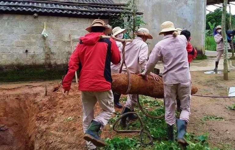 Lực lượng chức năng vận chuyển an toàn quả bom đến nơi tập kết chờ hủy nổ. Phát hiện quả bom 230kg trong vườn nhà dân tại Quảng Bình -0