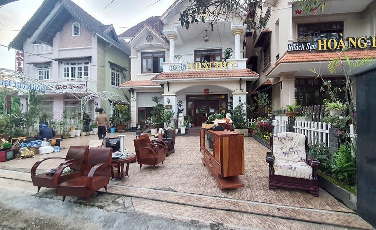 Sạt lở uy hiếp an toàn 7 công trình nhà dân, trong đó có 3 khách sạn. Đề xuất chi hơn 45 tỷ đồng khắc phục khẩn cấp sạt lở ở cửa ngõ Đà Lạt -0
