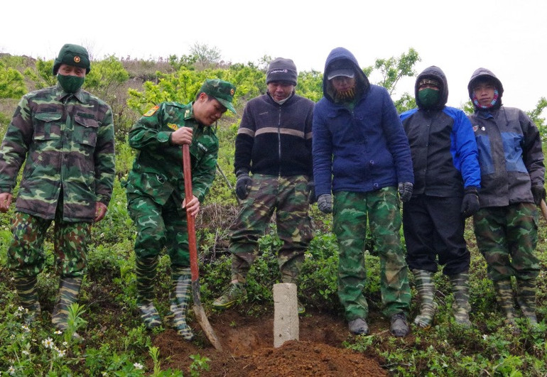 Cắm cọc dấu điểm đặc trưng của đường biên giới Việt Nam-Lào -0