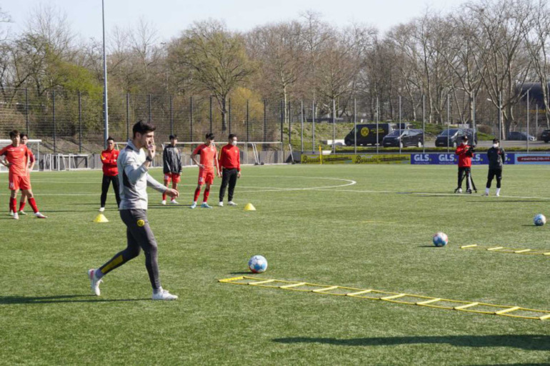 Chuyên gia Bilah hướng dẫn các cầu thủ U17 Việt Nam. (Ảnh: VFF) U17 Việt Nam thi đấu khởi sắc trước chủ nhà U16 Borussia Dortmund -0
