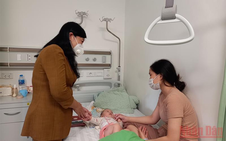 Thăm hỏi các cháu bé ở Quốc Oai bị tiêm nhầm vaccine -0