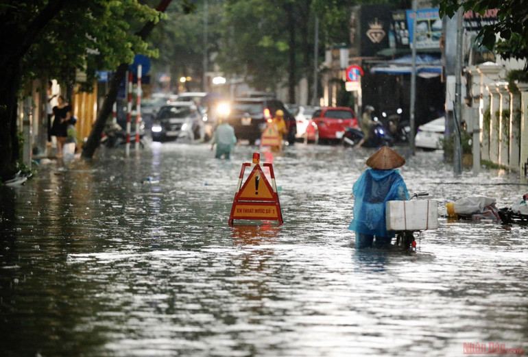 Ngập sâu, ùn tắc giao thông sau trận mưa lớn tại Hà Nội -5