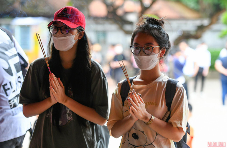 Sĩ tử đến Văn Miếu dâng lễ, cầu may trước kỳ thi tốt nghiệp THPT -0