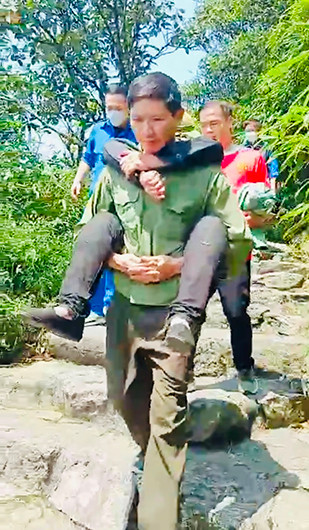 Lực lượng chức năng cứu hộ thành công nạn nhân bị rơi xuống vực sâu ở khu vực gần chùa Đồng, Yên Tử sau 7 ngày. Quảng Ninh: Cứu hộ thành công một phụ nữ rơi xuống vực sau 7 ngày -0