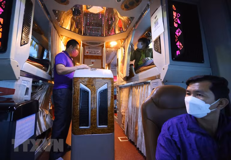 Xe khách liên tỉnh được hoạt động trở lại, bến xe Hà Nội vẫn vắng vẻ -0