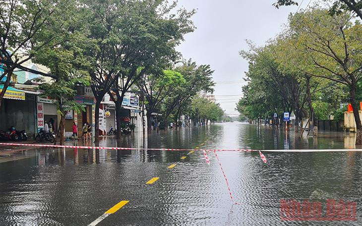 Nước dâng ngập đường, TP Tam Kỳ cho học sinh nghỉ học -0
