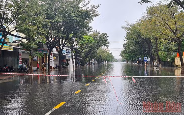 Nước dâng ngập đường, TP Tam Kỳ cho học sinh nghỉ học -0