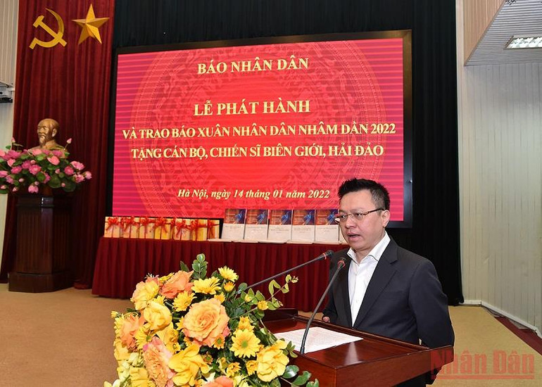 Tổng Biên tập Báo Nhân Dân Lê Quốc Minh phát biểu tại Lễ trao tặng báo Xuân. (Ảnh: THỦY NGUYÊN) Trao gần 50 nghìn ấn phẩm báo Nhân Dân Xuân Nhâm Dần 2022 tặng các chiến sĩ nơi biên giới, hải đảo -0