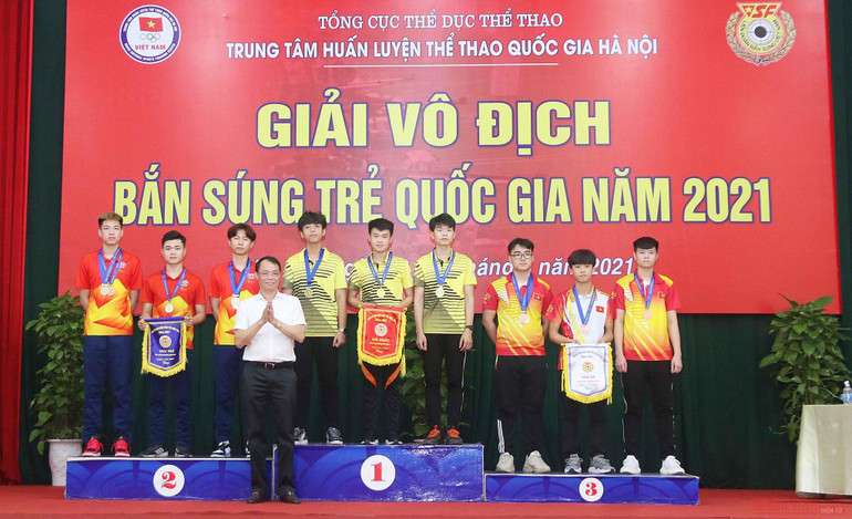 Trao thưởng cho các VĐV nam xuất sắc. Khai mạc Giải vô địch Bắn súng trẻ quốc gia 2021 -0
