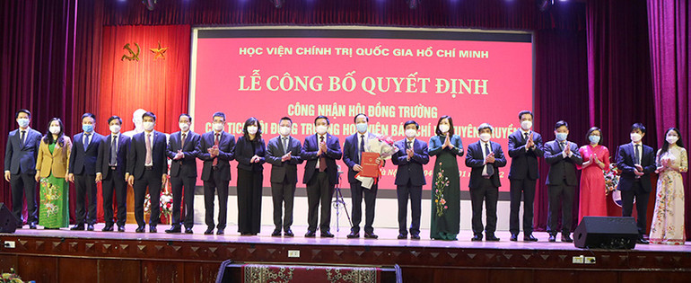 Đồng chí Nguyễn Xuân Thắng chúc mừng các thành viên Hội đồng trường Học viện Báo chí và Tuyên truyền nhiệm kỳ 2021-2026. (Ảnh: AJC) Công nhận Hội đồng trường và Chủ tịch Hội đồng trường Học viện Báo chí và Tuyên truyền -0