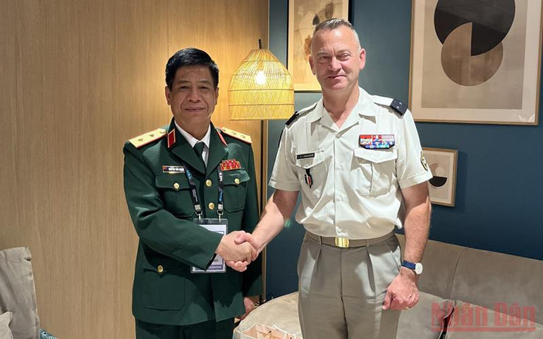 Trung tướng Nguyễn Văn Nghĩa hội kiến với Thiếu tướng Geoffroy de Larouziere, Phó Tham mưu trưởng phụ trách quan hệ quốc tế của Lục quân Pháp. Việt Nam tham dự Triển lãm Vũ khí Lục quân EUROSATORY tại Pháp -0