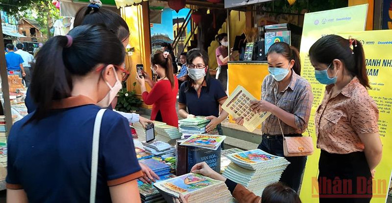Bạn đọc tham quan và tìm mua sách trong Ngày Sách và Văn hóa đọc Việt Nam năm 2022 tại Đắk Lắk. Khai mạc Ngày Sách và Văn hóa đọc Việt Nam năm 2022 tại Đắk Lắk -0