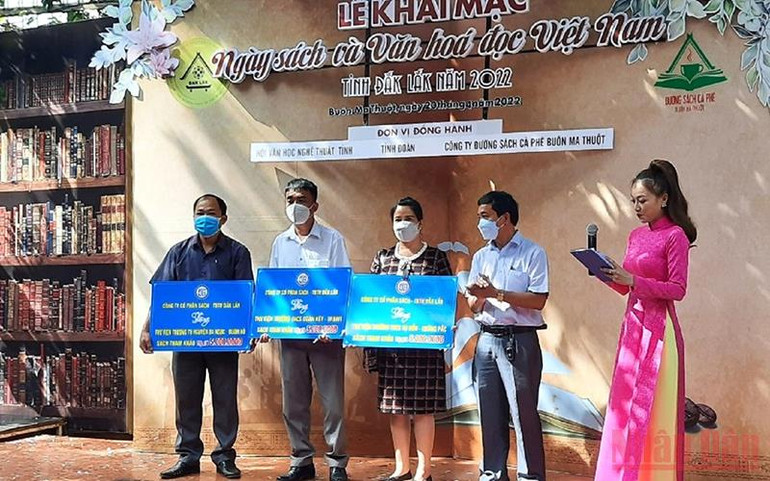 Lãnh đạo Công ty cổ phần sách và thiết bị trường học Đắk Lắk tặng sách cho thư viện các trường học trên địa bàn tỉnh tại Lễ khai mạc Ngày Sách và Văn hóa đọc Việt Nam năm 2022 tại Đắk Lắk. Khai mạc Ngày Sách và Văn hóa đọc Việt Nam năm 2022 tại Đắk Lắk -0