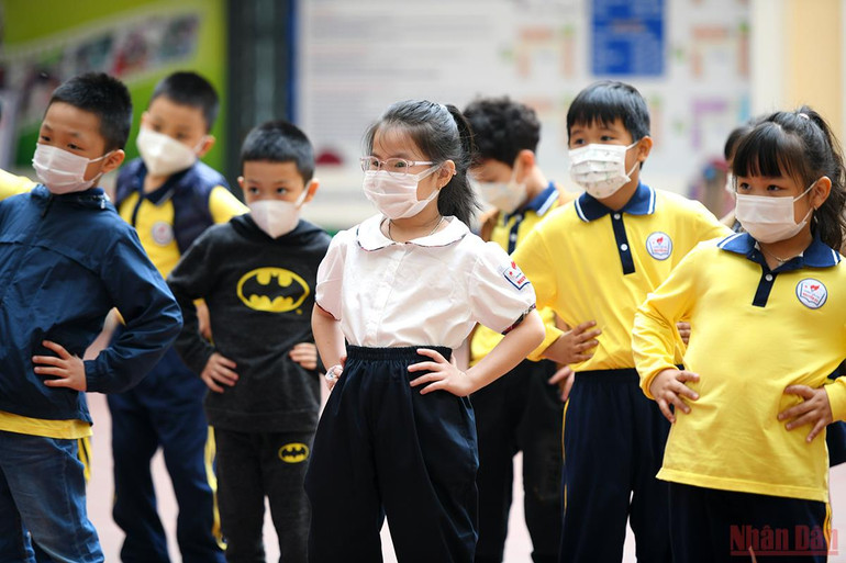 Buổi học đầu là rèn luyện sức khỏe, tập thể dục sau nhiều ngày nghỉ ở nhà vì dịch Covid-19. (Ảnh: THÀNH ĐẠT) “Ngày đầu tiên” đến trường của học sinh lớp 1 tại Hà Nội -0