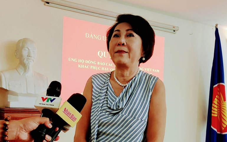 Chị Phạm Phương Dung chia sẻ với đồng bào bị thiệt hại do thiên tai ở quê hương. Cộng đồng người Việt tại Campuchia hướng về đồng bào miền trung -0