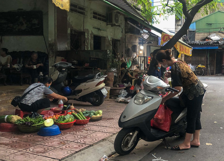 Hà Nội giải tỏa chợ cóc: Nơi nghiêm túc, chỗ lơ là -0