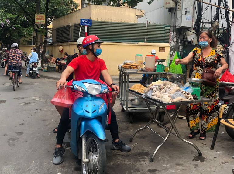 Hà Nội giải tỏa chợ cóc: Nơi nghiêm túc, chỗ lơ là -0