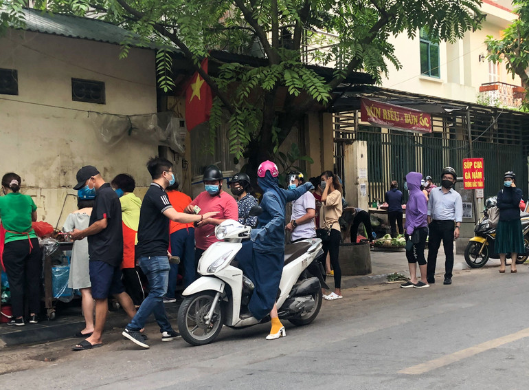 Hà Nội giải tỏa chợ cóc: Nơi nghiêm túc, chỗ lơ là -0