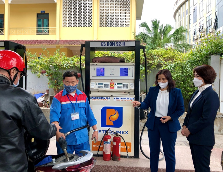 Lãnh đạo Sở Công thương Hà Nội đi kiểm tra hoạt động kinh doanh xăng dầu trên địa bàn. Hà Nội bảo đảm đầy đủ nguồn cung xăng dầu -0