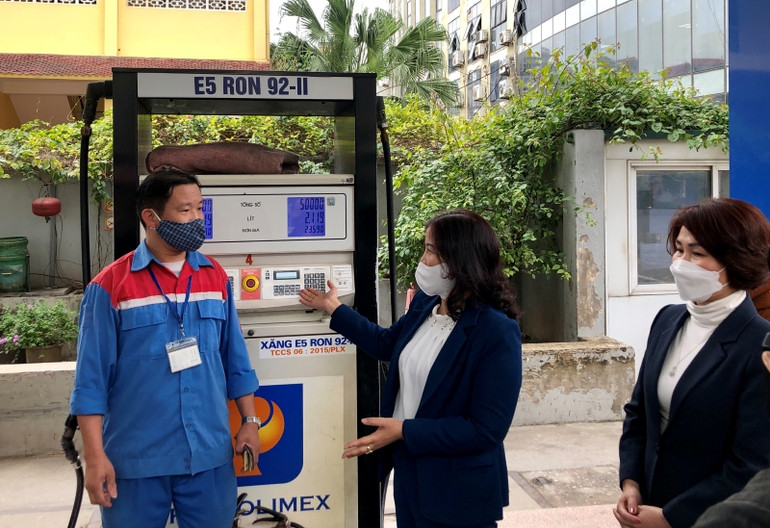 Lãnh đạo Sở Công thương Hà Nội đi kiểm tra hoạt động kinh doanh xăng dầu trên địa bàn. Hà Nội bảo đảm đầy đủ nguồn cung xăng dầu -0