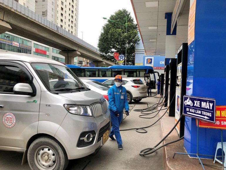 Nhiều ô-tô tới cửa hàng xăng dầu số 112 Trần Phú (quận Hà Đông, Hà Nội) để mua xăng trong chiều 9/2. Hà Nội bảo đảm đầy đủ nguồn cung xăng dầu -0