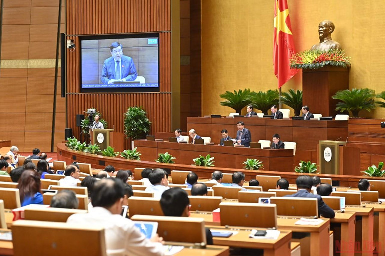 Bộ trưởng Kế hoạch và Đầu tư Nguyễn Chí Dũng phát biểu giải trình tại phiên họp, sáng 2/6. (Ảnh: NGUYÊN KHOA) Tiếp tục các giải pháp hiệu quả thúc đẩy phục hồi, phát triển kinh tế-xã hội -0