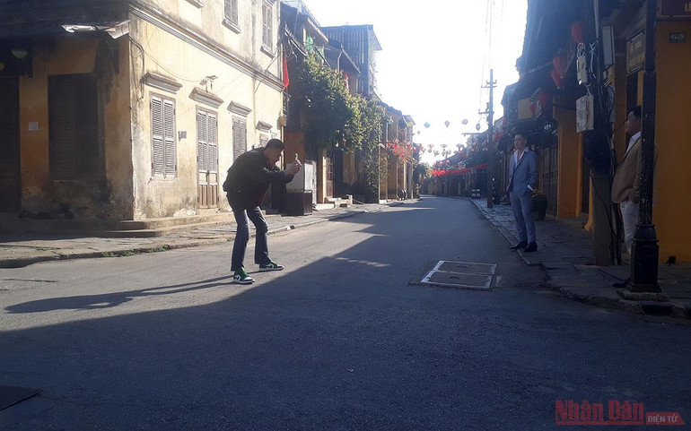 Dạo phố cổ Hội An vắng vẻ mồng một Tết -1