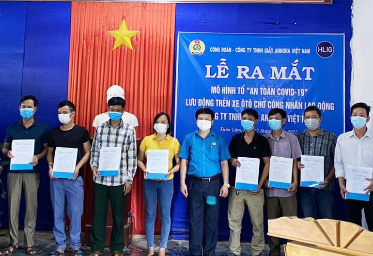 Ra mắt Tổ an toàn Covid-19 lưu động trên phương tiện chở công nhân của Công ty giày ANNORA Việt Nam. Thanh Hóa chủ động phòng chống dịch, bảo đảm an toàn để sản xuất -0