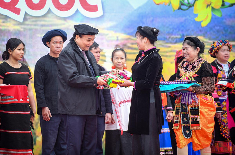 Chủ tịch nước Nguyễn Xuân Phúc dự Ngày hội “Sắc Xuân trên mọi miền Tổ quốc” năm 2022 -0