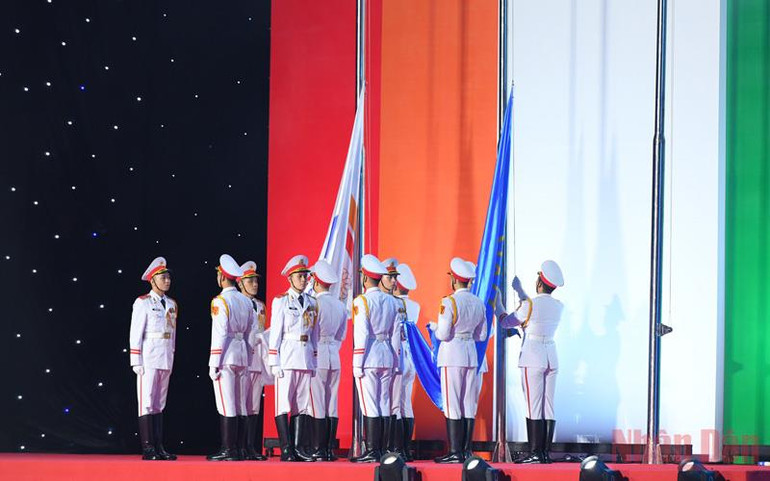 Nghi thức hạ cờ Liên đoàn Thể thao Đông Nam Á và cờ SEA Games 31. (Ảnh: TRẦN HẢI) Lễ bế mạc SEA Games 31: Hội tụ để tỏa sáng -1